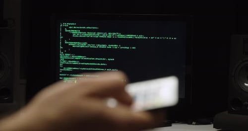La télécommande tient la main vers l'écran du Code AI sur le moniteur