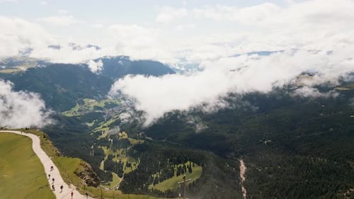 Belvédère de Seceda Ridge sur la magnifique vallée