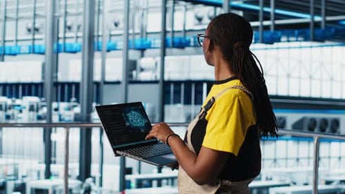 Ingeniero de planta industrial de la Industria 4.0 que controla la maquinaria automatizada mediante IA