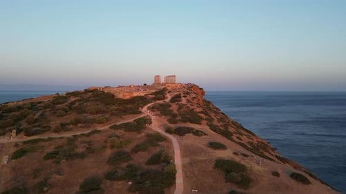 Vue aérienne de la plage et du temple de Poséidon au Cap Sounion