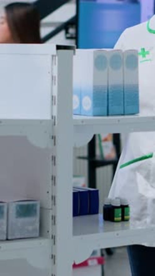 Vidéo verticale : un pharmacien place des articles sur des étagères