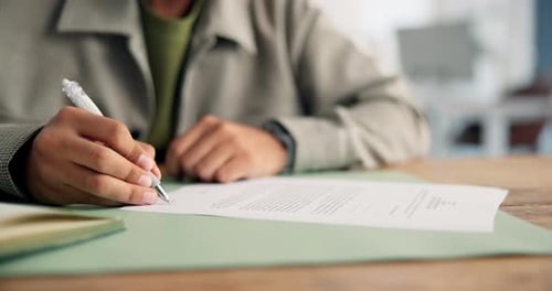 Assinatura, documentos e contrato pessoal para título de propriedade, herança