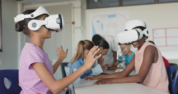 Using VR headsets, students exploring virtual reality in school ...