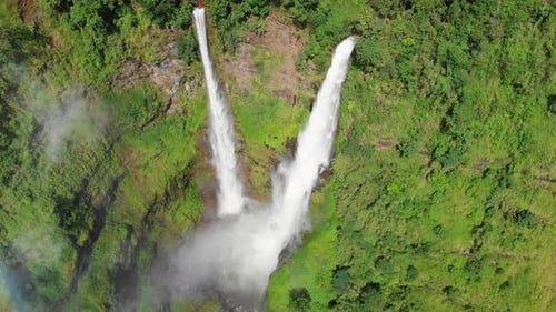 Panorâmica cinematográfico de 4K da gloriosa cachoeira gêmea Tad Fane no planalto de Bolaven, no Laos, sul
