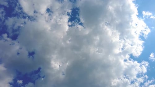 Blauer Himmel, weiße Wolken. Geschwollene, flauschige weiße Wolken. Cumuluswolke, Wolkenlandschaft, Zeitraffer. Sommerblauer Himmel