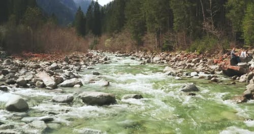 Luftaufnahme eines Gebirgsflusses inmitten der Natur an einem magischen, entspannenden und grünen Ort.
