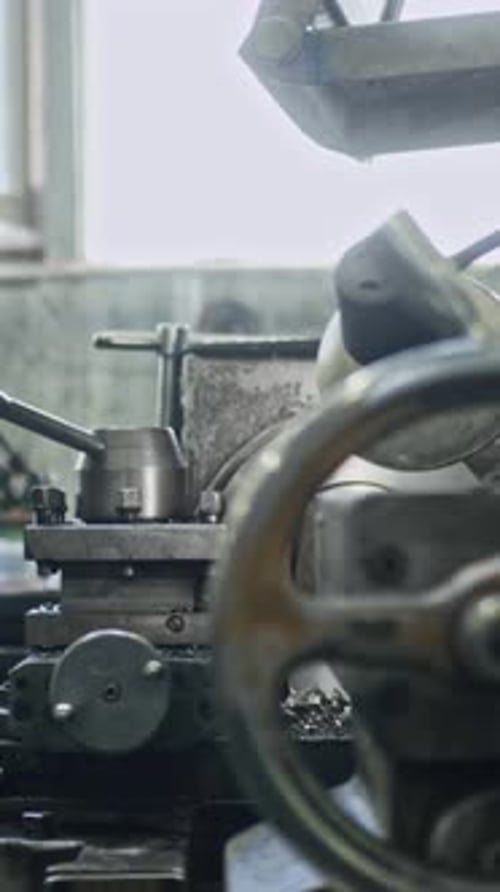 Präzisionsbearbeitung mit einer industriellen Drehmaschine in einer Werkstattumgebung