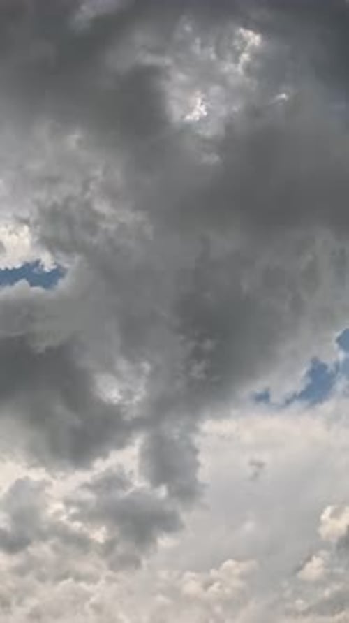 Timelapse : cumulus moelleux se déplaçant dans un ciel lumineux au coucher du soleil, nature aérienne abstraite, océan d'été
