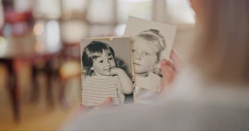 Memoria, foto y zoom en manos de una mujer mayor con nostalgia, pasado o historia en casa