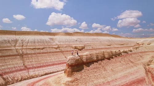 Disfrute de la impresionante vista aérea de una formación geológica verdaderamente única desde arriba