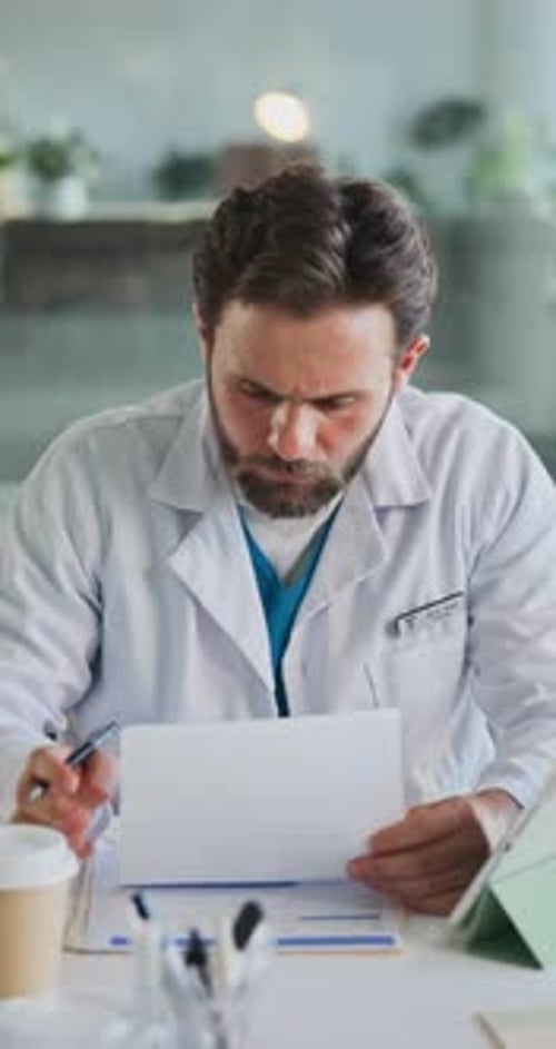 Homme, médecin et écriture sur un document à l'hôpital pour prescription, dossier médical