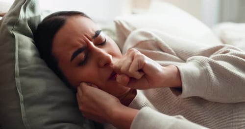 Dormir, se détendre et femme au lit, tousser et être malade dans la chambre à coucher, oreiller et douleur à la poitrine