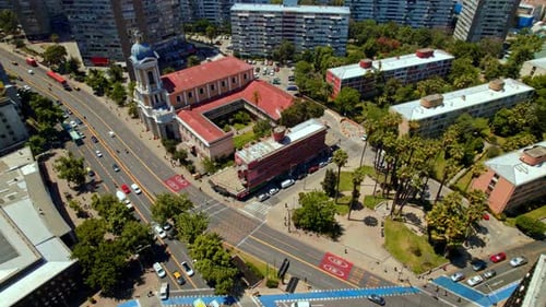 Lebendiges Stadtbild aus der Luft mit historischer Architektur und belebten Straßen