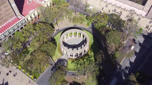 Klassisches Denkmal im Zentrum von Guadalajara. Dies ist ein Grab der berühmten Männer der Stadt, ein