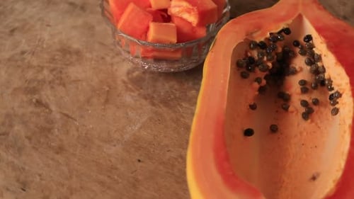 geschnittene frische Papaya auf einem Tisch