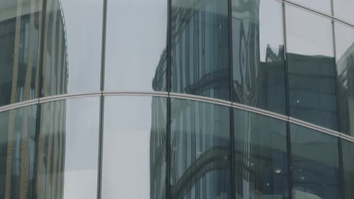 Außenansicht eines hohen Glasgebäudes