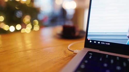 Espaço de trabalho aconchegante e convidativo com um laptop e um ambiente festivo de férias capturado em um ambiente deslumbrante