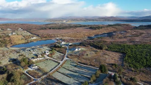 Vue aérienne d'un Bonny Glen Woods gelé par Portnoo dans le comté de Donegal en Irlande