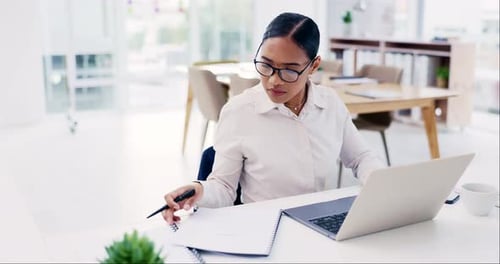 Laptop, notebook e mulher corporativa digitando transformação digital, resumo
