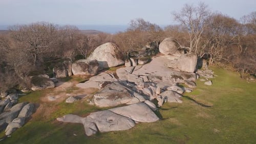 Vue aérienne de Beglik Tash est un phénomène rocheux sur la côte de la mer Noire en Bulgarie