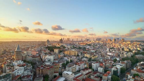 Drohnenaufnahme von Istanbul bei Sonnenuntergang, Türkei. Mehrere Wohngebäude, Galataturm, Wolkenkratzer