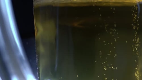 Closeup de uma caneca de cerveja cheia de cerveja espumante borbulhante. Deliciosa bebida alcoólica da
Baviera