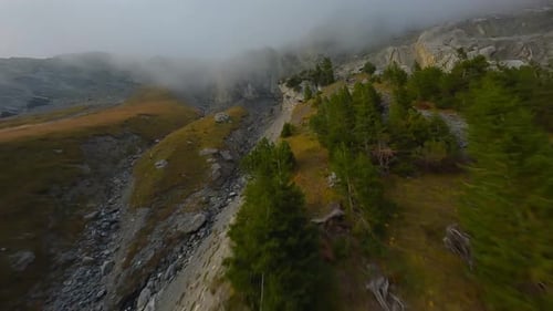 Manövrierfähiger FPV-Flug über der Bergkette in den Schweizer Alpen
