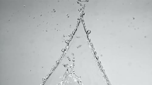 Wasserspritzer auf hellem Hintergrund, gefilmt mit einer Hochgeschwindigkeitskamera mit 1000 Bildern pro Sekunde