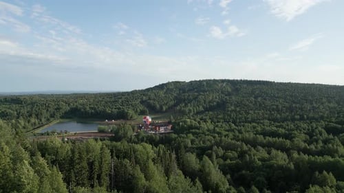 Vista panorâmica de tirar o fôlego, mostrando uma paisagem verde exuberante e um clipe de água sereno