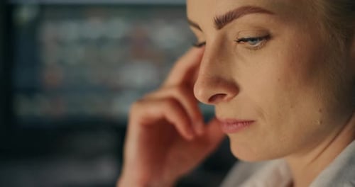Mujer reflexiva reflexiona con emociones neutrales