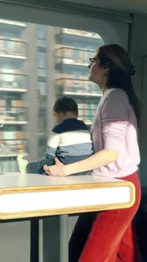 Une jeune femme et son bébé profitent d'un trajet dans un train express à grande vitesse