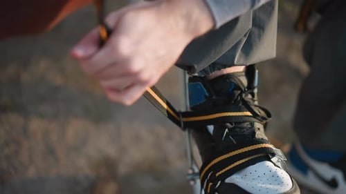 Gros plan du pied sur échasses avec sangles ajustables à la main à l'extérieur