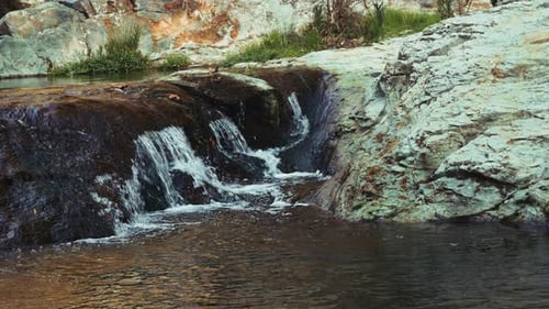 Himmlischer Wasserfall im Bachblick in grüner Natur 12