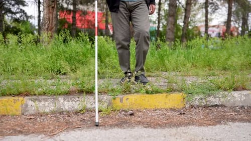 Der sehbehinderte Mann geht