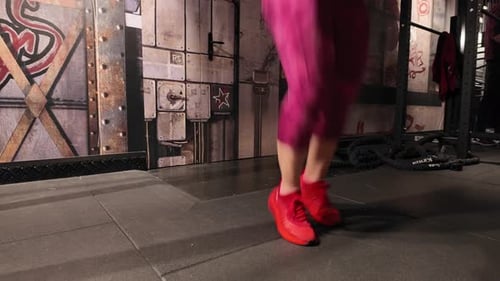 Nahaufnahme der Füße einer Frau beim Seilspringen in einem Fitnessstudio