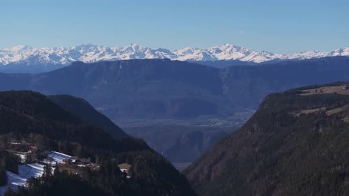 Vue panoramique sur les Dolomites et les vallées alpines du Tyrol du Sud