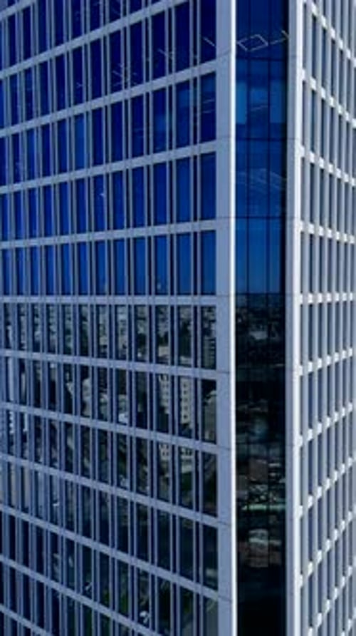 Exterior moderno de vidrio del edificio de oficinas, vista aérea de la arquitectura contemporánea