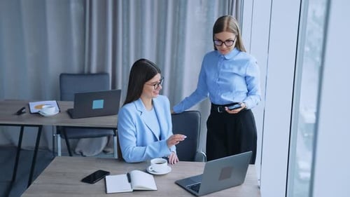 Communication entre collègues féminines au travail.