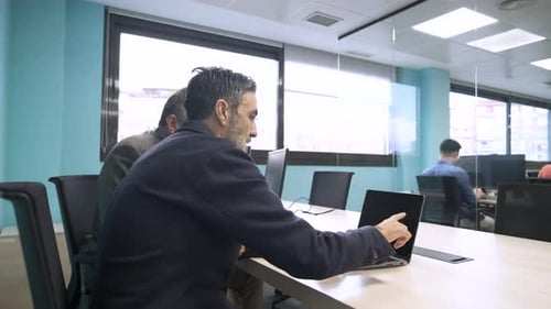 Colegas felizes e diversificados entrando no espaço de trabalho criativo