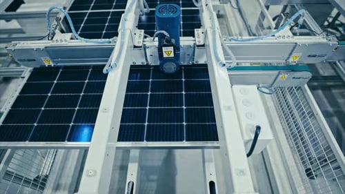 Usine de fabrication de panneaux solaires. Chaîne de montage de panneaux solaires. 4k