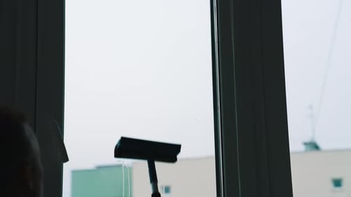 Fensterwasserreinigung mit professionellen Geräten. Nassglasreinigung.