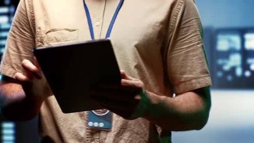 Techniker verwendet Tablet zur Überprüfung von Elektronik und Elektronik für die Jährlich Serverwartung