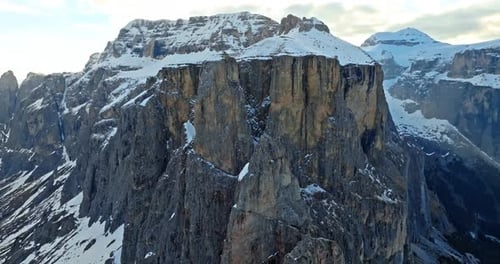 Vue aérienne du sommet du mont Piz Boe en Italie