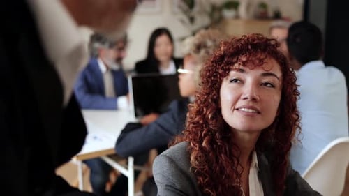 Geschäftsfrau, die im Bankbüro arbeitet - Konzept des Entrepreneur-Finanzteams