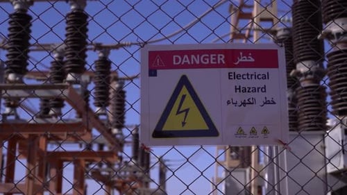 Advertencia de seguridad eléctrica: Señal de peligro por peligro eléctrico en varios idiomas en Chain-Link Fen