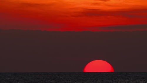 Sonnenuntergang über dem Horizont