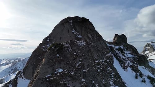 Montagnes enneigées de Ciucas sous un ciel bleu, sommets escarpés, images prises par Drone, lumière du jour