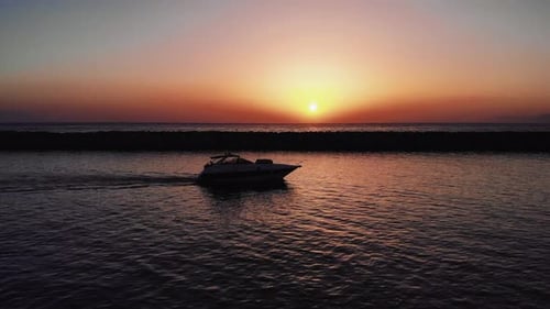 Drohnenansicht der Yacht im Meer bei Sonnenuntergang