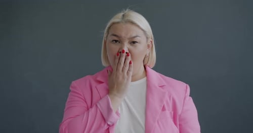 Portrait au ralenti d'une dame asiatique épuisée bâillant, endormie et ennuyée en regardant la caméra allumée