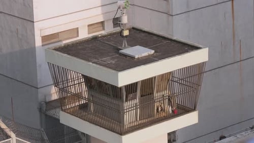Wachturm im Lai Chi Kok-Empfangszentrum für Männer in Hongkong.